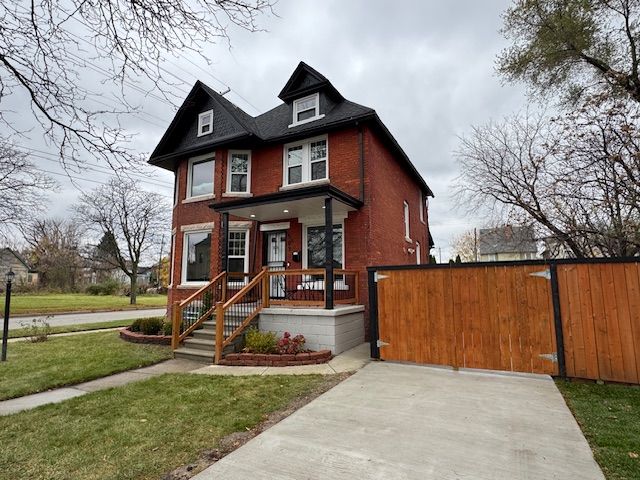 view of front of home with a front lawn