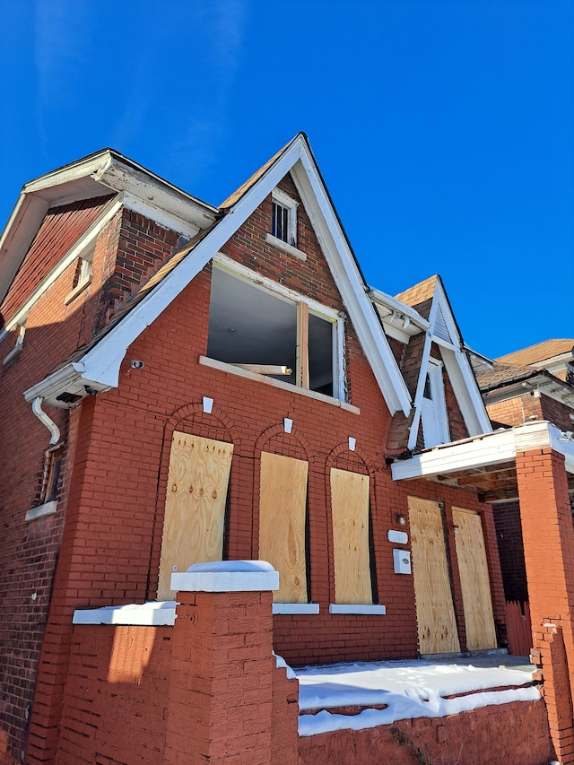 view of front facade with brick siding