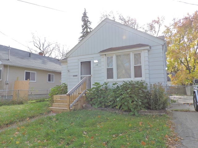 bungalow featuring a front lawn