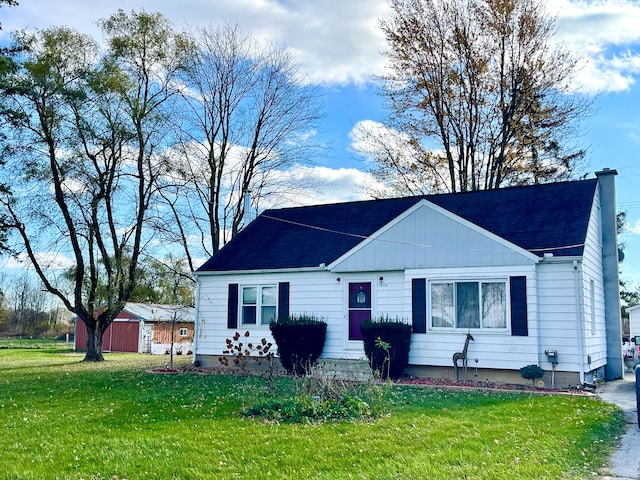 view of front of house with a front lawn