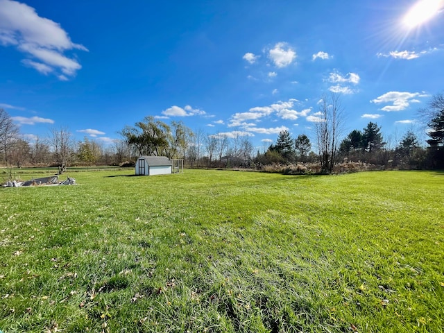 view of yard featuring a rural view and a shed