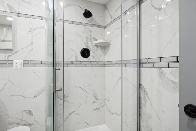 bathroom featuring tiled shower