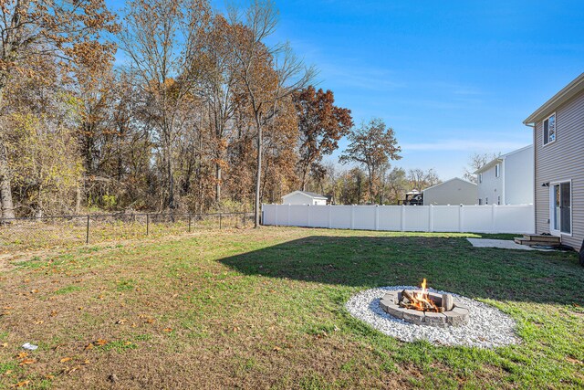 view of yard featuring a fire pit