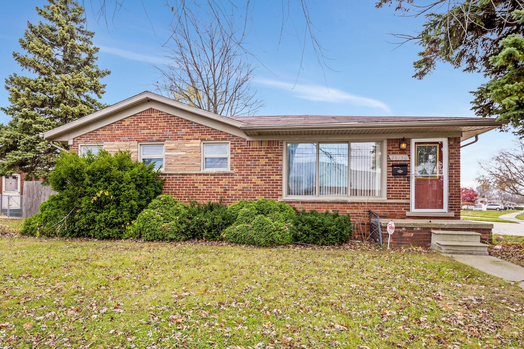 view of front of house featuring a front yard