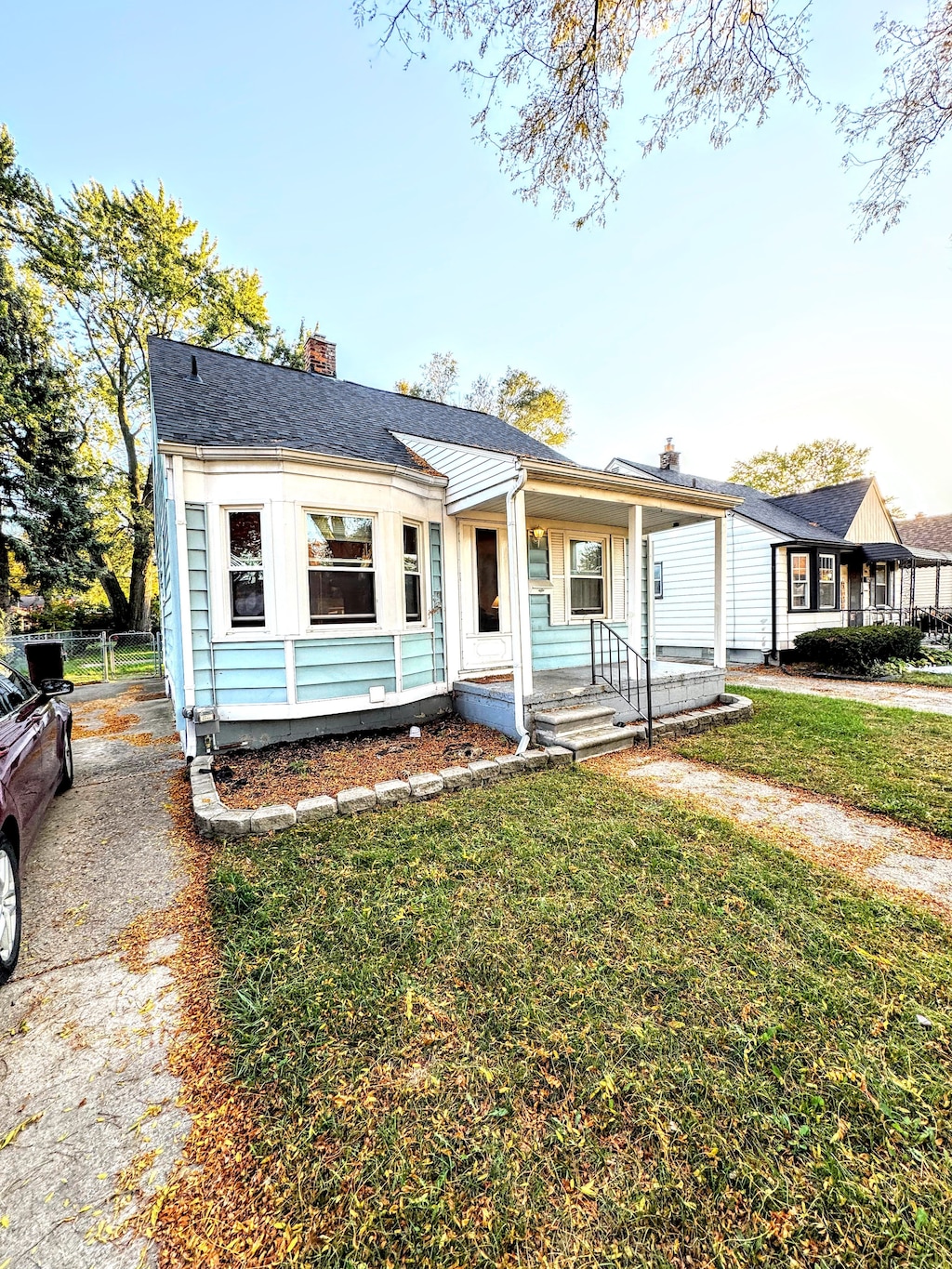 view of front of property with covered porch and a front yard