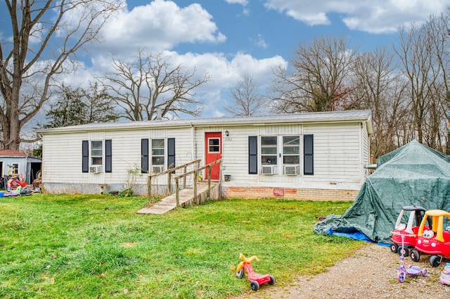 manufactured / mobile home with a front lawn