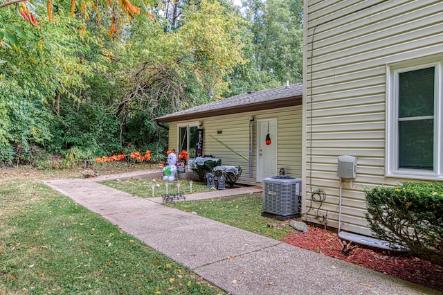 view of yard with central AC unit