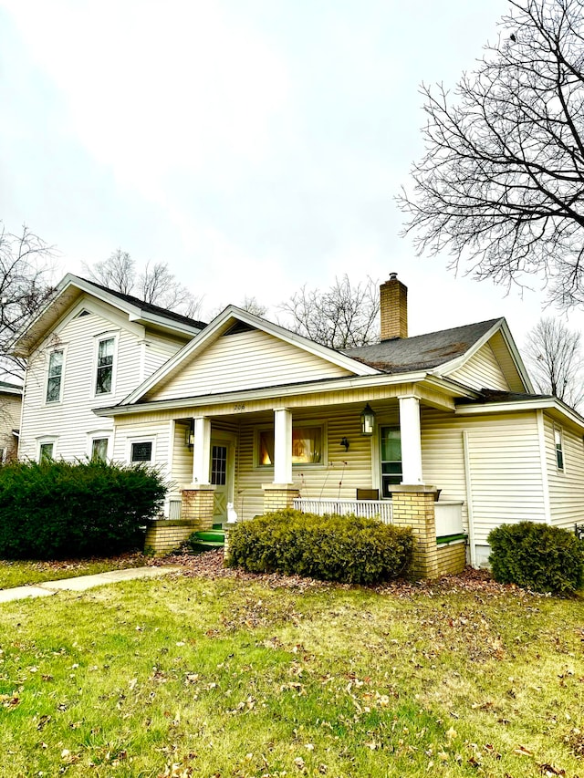 view of front of property featuring a porch and a front lawn