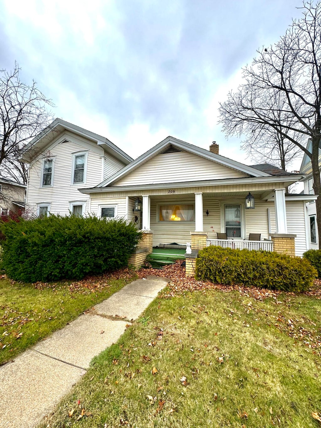 view of front facade with covered porch and a front lawn