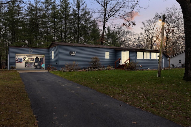 view of front of property featuring a yard