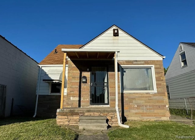 view of front of home featuring a front lawn