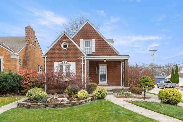 view of front of property featuring a front lawn and a porch