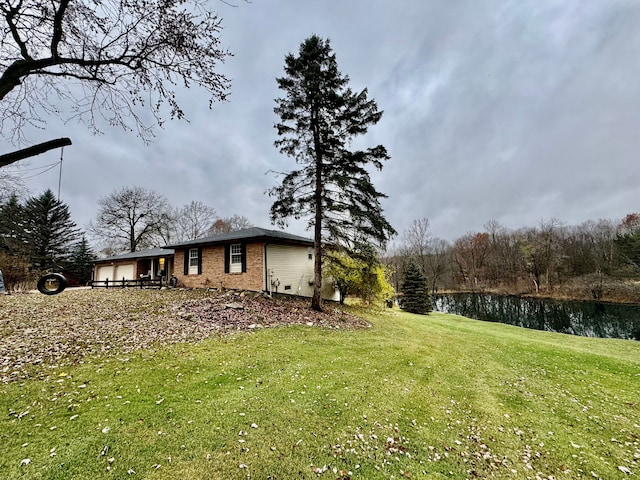 view of yard featuring a water view