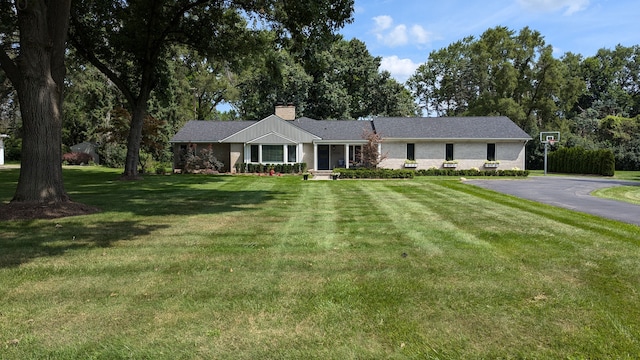 ranch-style house featuring a front lawn