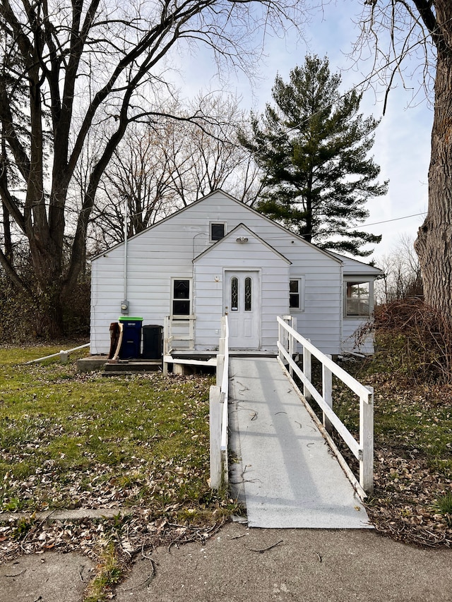 manufactured / mobile home featuring french doors and a front yard