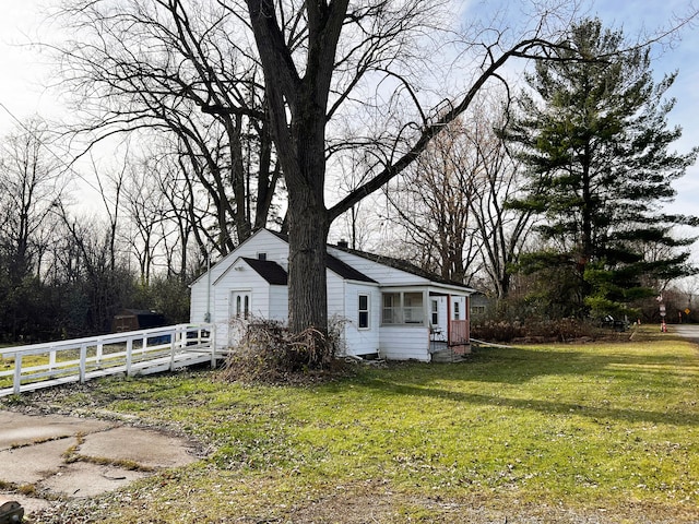 view of side of property featuring a lawn