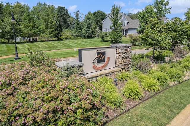 community / neighborhood sign featuring a lawn