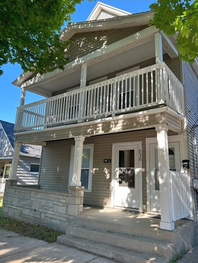 view of front facade with a balcony