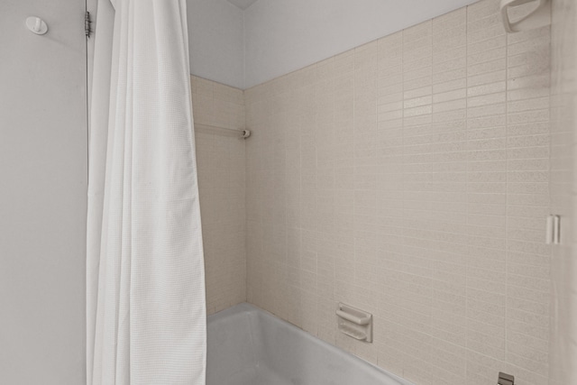 bathroom featuring shower / tub combo with curtain