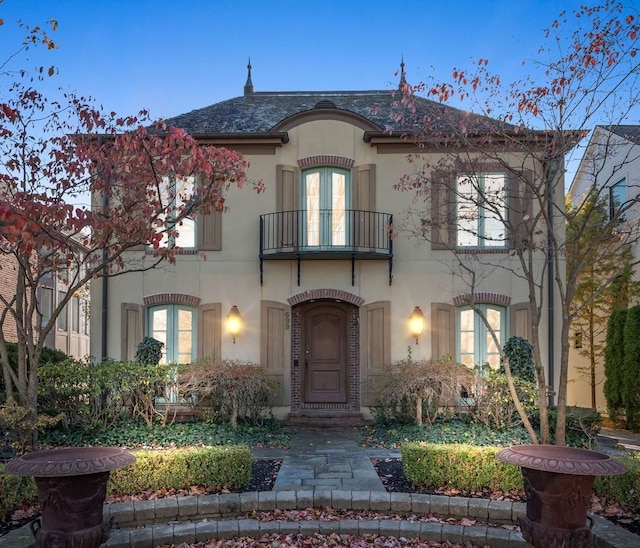 view of front of home featuring a balcony