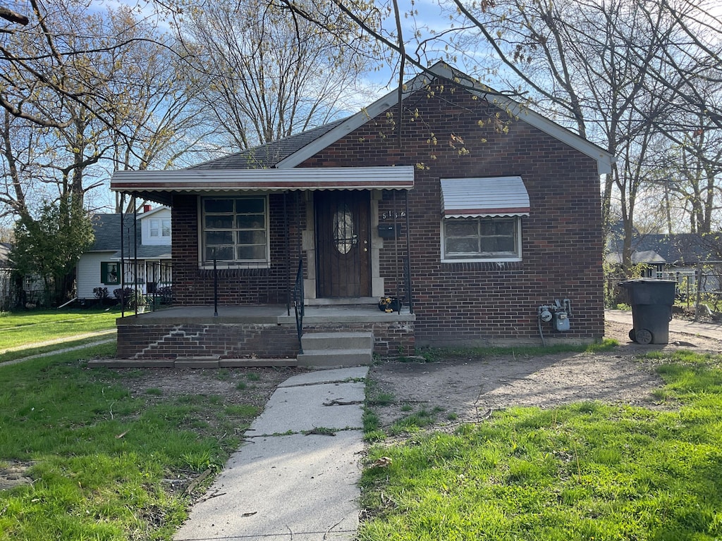 bungalow featuring a front yard