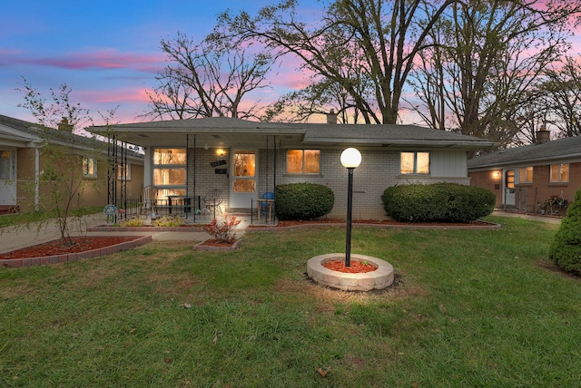 view of front of property featuring a lawn