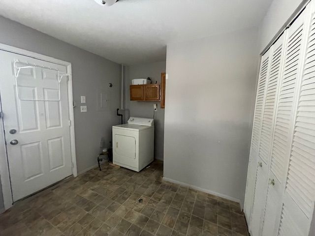 laundry area featuring cabinets and washer / dryer