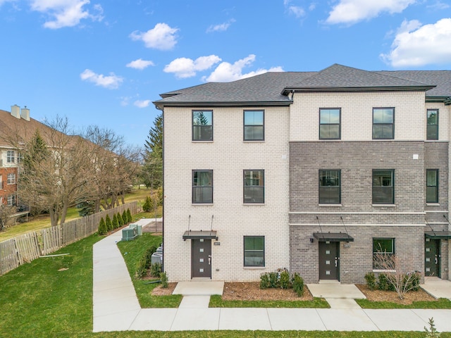 view of front of home featuring a front lawn