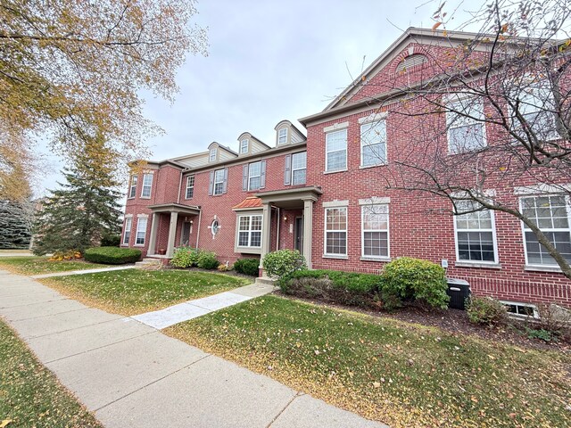 view of front of home featuring a front lawn