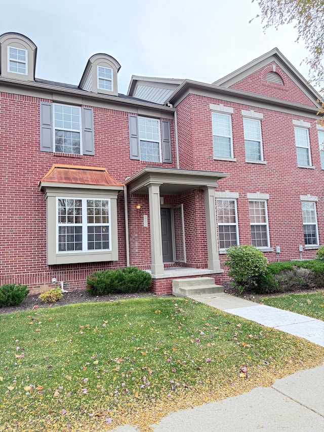 view of front of home featuring a front lawn