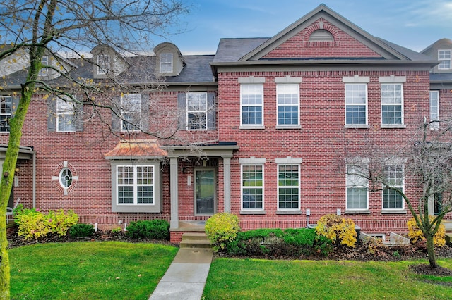 view of front of house featuring a front lawn