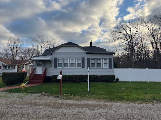 view of front of home featuring a front yard