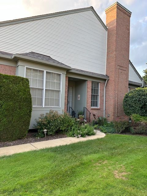 view of front of property with a front lawn