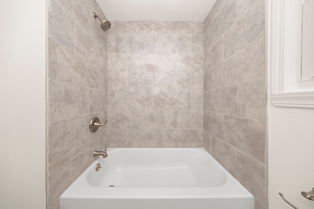 bathroom with tiled shower / bath