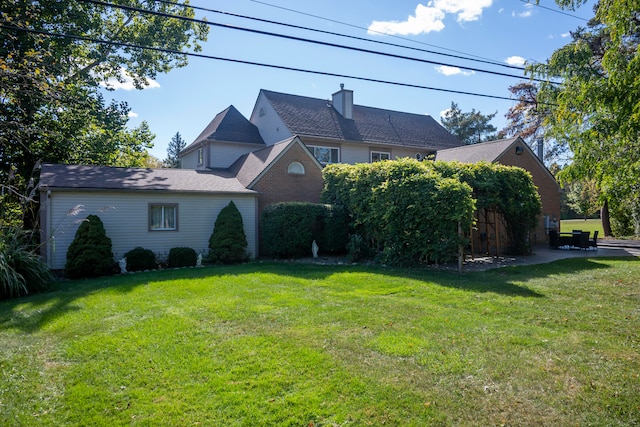 front of property with a front lawn