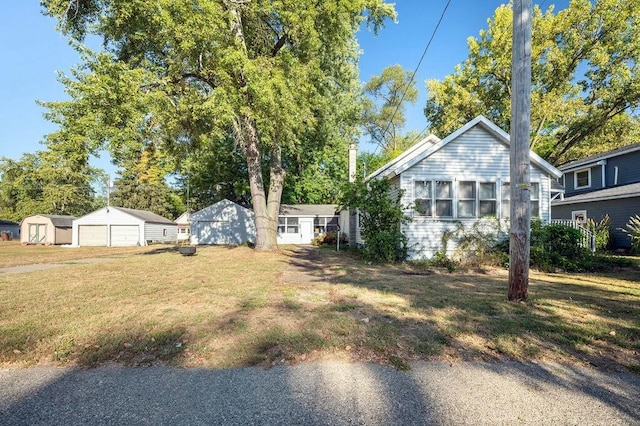 view of yard featuring an outbuilding