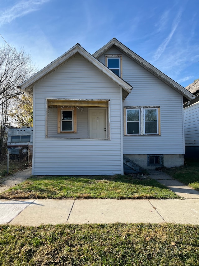 view of front facade with a front lawn