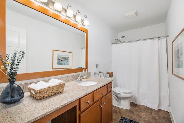 bathroom featuring a shower with curtain, vanity, and toilet