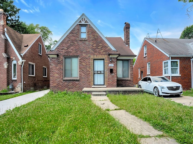 view of front of property with a front lawn