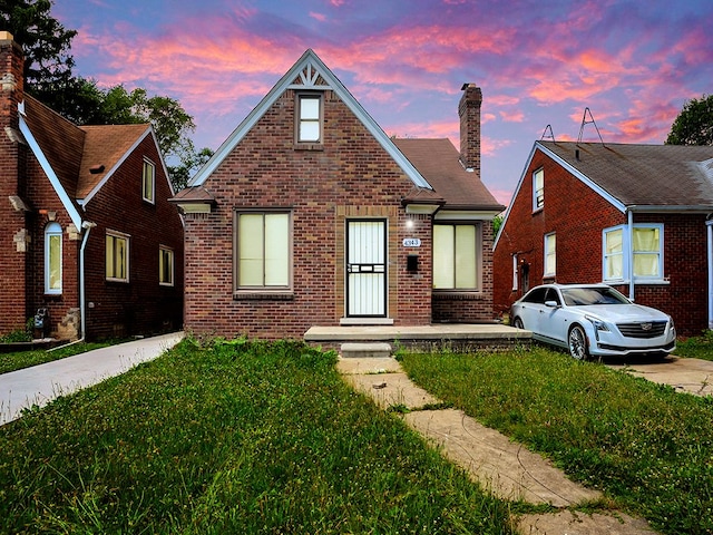 view of front facade featuring a yard