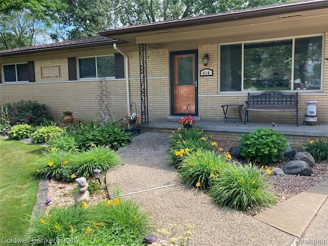 view of front of property featuring covered porch