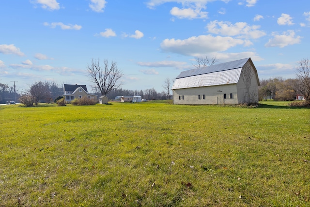 view of yard featuring an outdoor structure