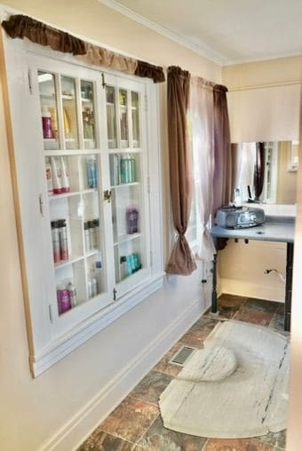 bathroom with ornamental molding