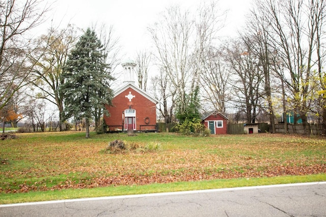 view of yard featuring a storage shed