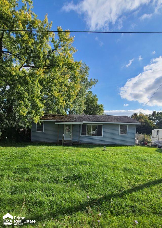 single story home featuring a front lawn