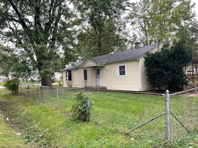 view of front of house with a front lawn