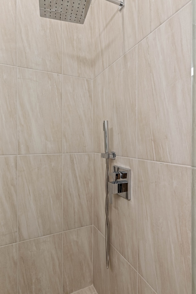 details featuring tiled shower