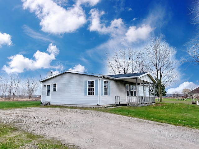 view of front of house featuring a porch and a front yard