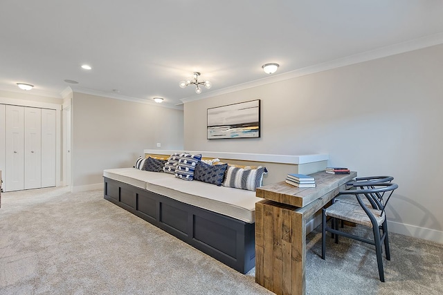 living room featuring carpet flooring, a notable chandelier, and crown molding