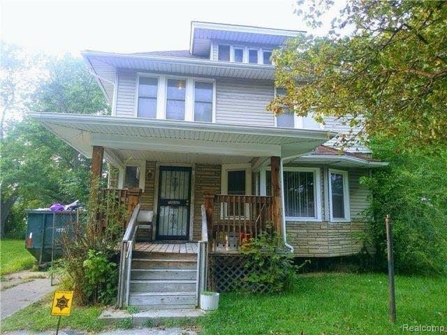 view of front of home featuring covered porch and a front yard